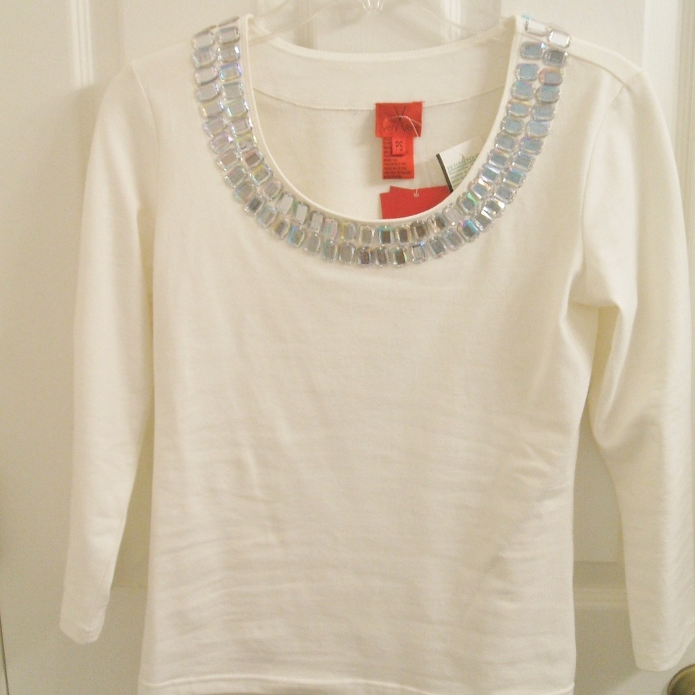 V CHRISTINA 3/4 SLEEVE TOP WITH CHUNKY CLEAR STONE